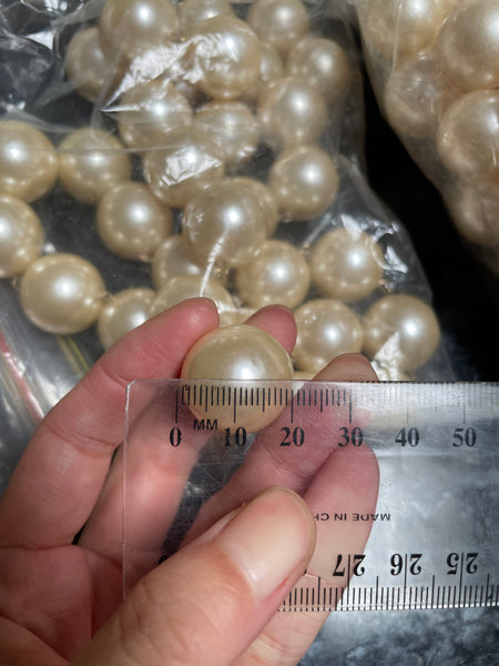 SAMPLE SALE - 20mm cream pearls